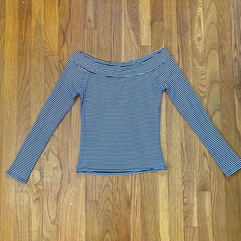 LAST CHANCE***
𝐀É𝐑𝐎𝐏𝐎𝐒𝐓𝐀𝐋𝐄 Striped Off the shoulder long sleeve